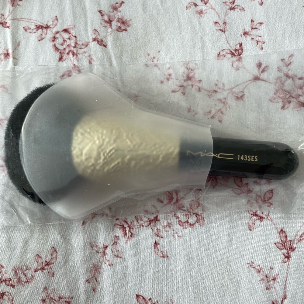 MAC 143SES Medium Face Fan Brush - Special Edition